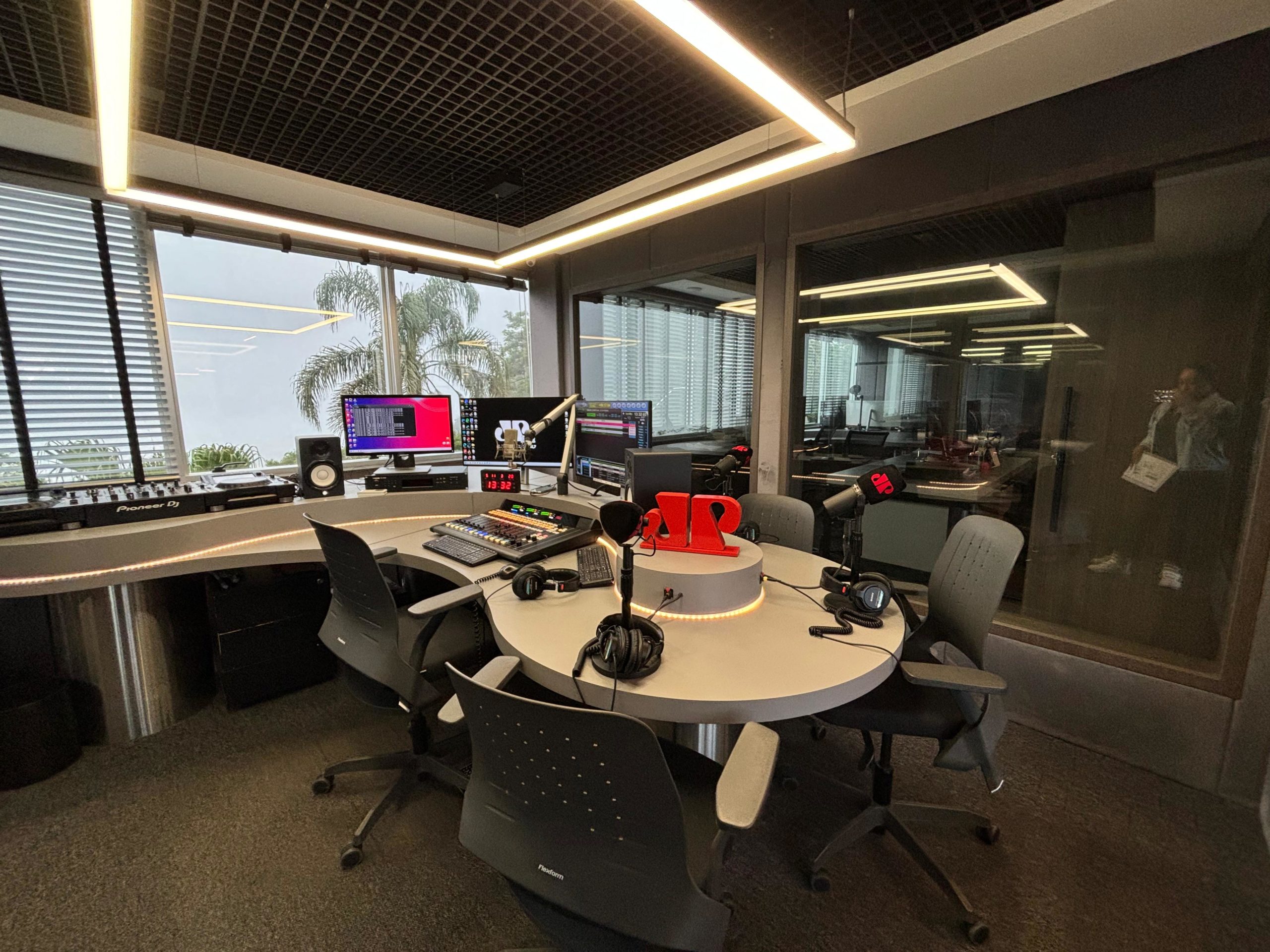 Jovem-Pan-Floripa-comemora-27-anos-com-show-de-Dubdogz-no-P12-em-Jurere-Internacional-scaled-1